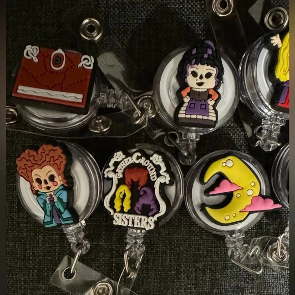 12 HOCUS POCUS BADGE HOLDER SET FROM MOVIE MERCH  ACCESSORIES HALLOWEEN - Picture 2 of 4